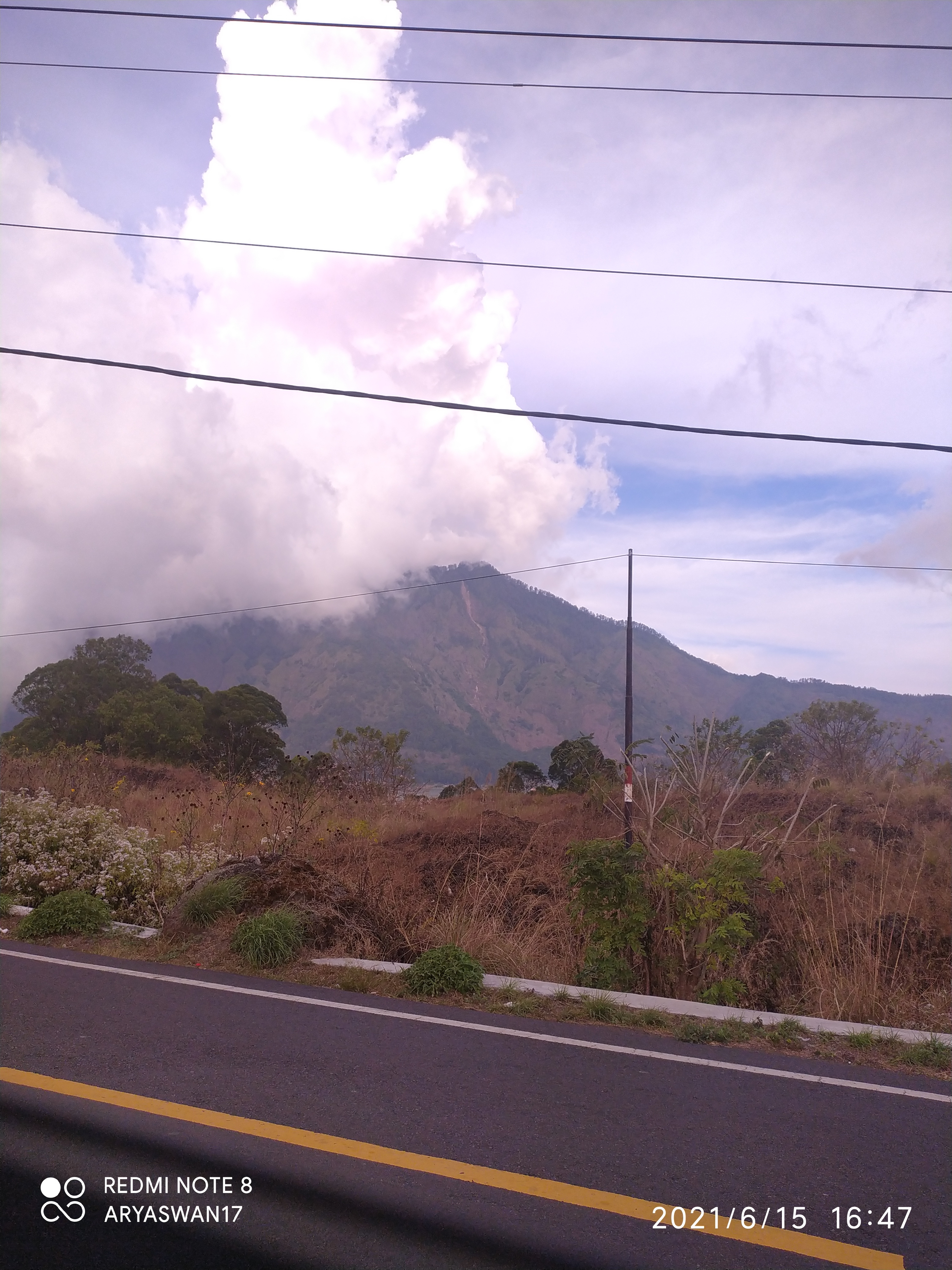 Gunung Batur terlihat dari kejauhan, di Kintamani