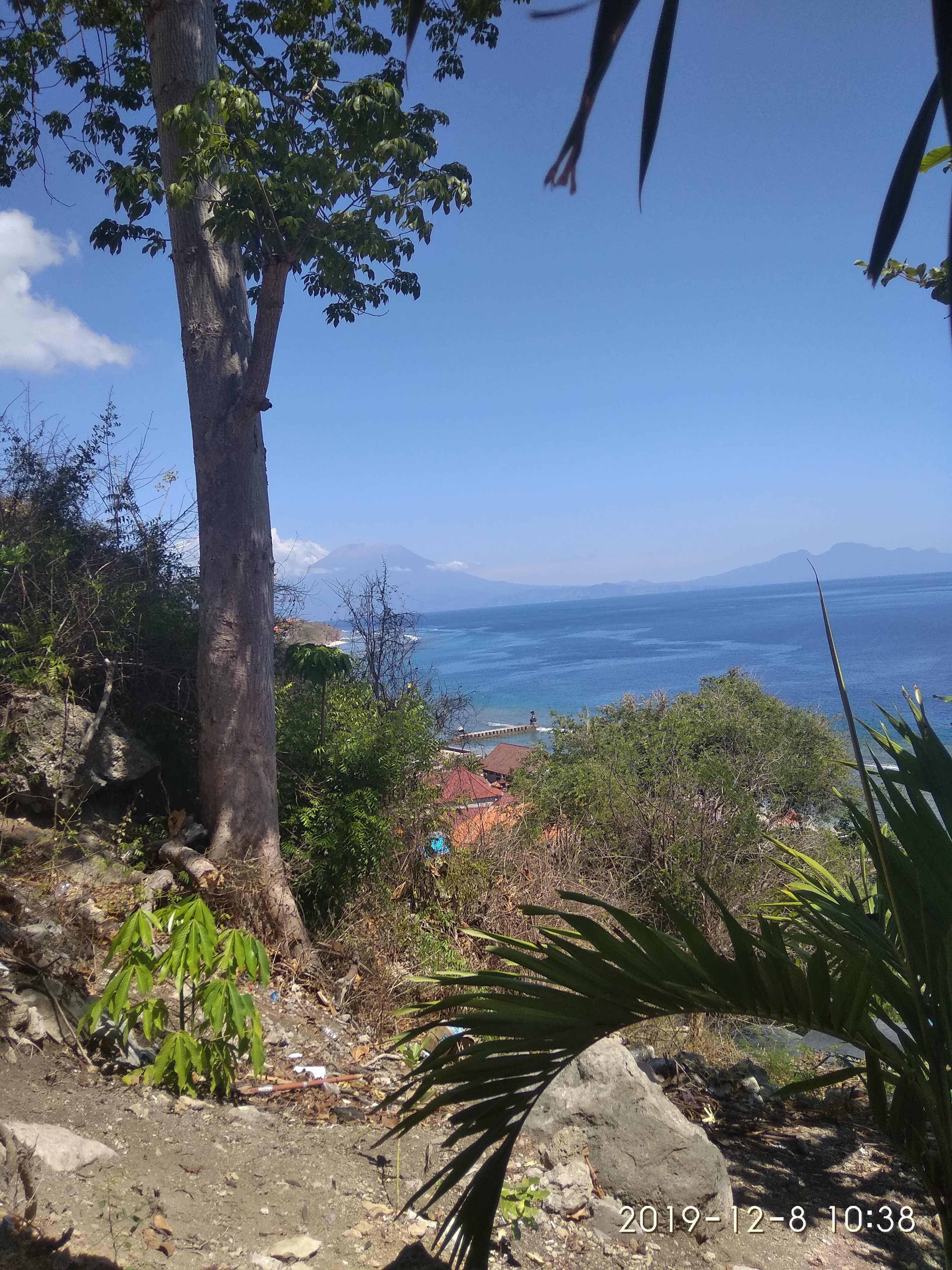 Foto horizontal yang diambil diatas bukit saat saya ke salah satu pura di Nusa Penida